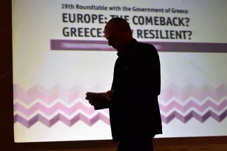 Les retraites au coeur des discussions entre Bruxelles et Athènes Le ministre grec des Finances, Yánis Varoufákis, avant la lecture de son discours, lors d'une conférence à Athènes jeudi. - Photo Louisa Gouliamaki/AFP