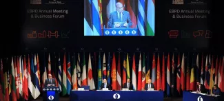Le président de la Banque européenne pour la reconstruction et le développement, le Britannique Suma Chakrabarti, lors d'un discours à l'occasion de la réunion annuelle de la banque, jeudi 14 mai à Tbilissi, en Géorgie. Crédits photo : VANO SHLAMOV/AFP


