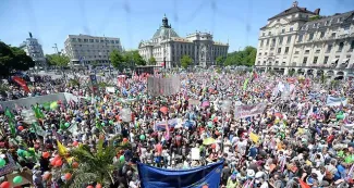 Le G7 veut sauver le climat sur fond de crise grecque et ukrainienne Grande manifestation anti-G7 sur la Karlsplatz de Munich, jeudi, à la veille du sommet qui se tiendra à Elmau, en Bavière - Sven Hoppe/dpa Picture-Alliance/AFP