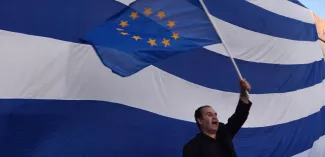 Sauver ou punir : le dilemme grec Manifestation pro-européenne devant le parlement à Athènes, le 22 juin 2015. (LOUISA GOULIAMAKI / AFP)