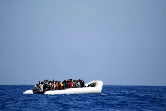 Abandon des quotas obligatoires pour aider l'Italie et la Grèce Un bateaux de migrants a été secouru par les autorités italiennes le 24 juin 2015. Image: Keystone