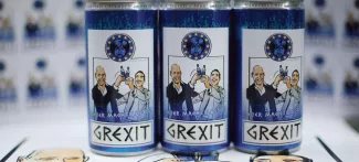 Grèce: l'enjeu et les limites d'un accord incertain Après avoir déposé la marque en Allemagne, un entrepreneur de Hamm s'apprêtait à lancer, mardi, une boisson à la vodka et au citron, «Grexit», à l'effigie du premier ministre grec, Alexis Tsipras, et de son ministre des Finances, Yanis Varoufakis. Crédits photo : INA FASSBENDER/AFP