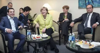 Grèce : Tsipras a évoqué une prolongation de l'aide avec Hollande et Merkel Alexis Tsipras, Angela Merkel et Francois Hollande ont discuté vendredi d'une prolongation de l'aide à la Grèce - Guido Bergmann/AP/SIPA