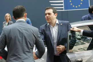 Les créanciers de la Grèce prêts à verser 12 milliards d'euros Le Premier ministre grec Alexis Tsipras arrive vendredi à Bruxelles pour le sommet de l'Union européenne. Image: Keystone