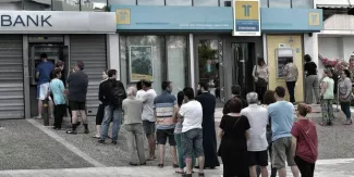 Conseil aux touristes qui partent en Grèce: prendre suffisamment d'argent liquide Conseil aux touristes qui partent en Grèce: prendre suffisamment d'argent liquide.