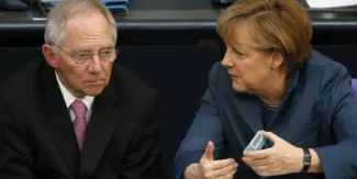La Grèce se rapproche du défaut de paiement Le ministre allemand des finances, Wolfgang Schaüble, avec Angela Merkel (Crédits : © Fabrizio Bensch / Reuters)