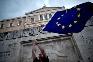 Une majorité de Français contre une sortie de la Grèce de la zone euro 54% des Français disent « souhaiter » que la Grèce reste dans la zone euro contre 38% à se déclarer partisans du « Grexit ». Une proportion inverse à celle constatée en Allemagne. - AFP