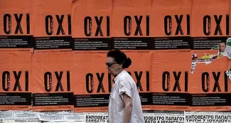 Référendum : Tsipras joue son va-tout, les Européens alertent sur le «?Grexit?» Alexis Tsipras saura dimanche soir s'il a gagné son pari fou, irresponsable même aux yeux de la plupart des dirigeants européens, en mobilisant le plus de Grecs autour du «?non?» au programme d'austérité exigé des créanciers de la Grèce - Aris Messinis/AFP