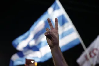 « Oxi » ou « Nai » ? A deux jours du référendum en Grèce, les deux camps se font entendre Dans la foule des partisans du non au référendum de dimanche, à Athènes, vendredi soir.