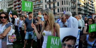 Référendum en Grèce: le "oui" l'emporterait légèrement selon un sondage Référendum en Grèce: le "oui" l'emporterait légèrement selon un sondage.