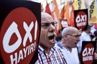 Une Grèce divisée avant un vote crucial pour son avenir et pour l'Europe Une Grèce divisée avant un vote crucial pour son avenir et pour l'Europe.