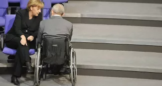 Au coeur de la crise grecque, la rivalité Merkel-Schäuble Angela Merkel, qui a jusqu'ici voulu préserver l'intégrité de la zone euro et de l'Union européenne, réussira-t-elle à s'imposer face à Wolfgang Schäuble ? - Photo Guido Bergmann/dpa Picture-Alliance/AFP