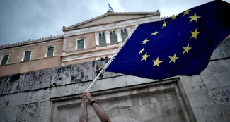 EN DIRECT Tsipras doit faire "des propositions sérieuses", dit Hollande Alain Juppé a appelé l'Union européenne à «?organiser?» la sortie de la Grèce de la zone euro «?sans drame?», un avis que ne partage pas le ministre de l'Economie, Emmanuel Macron. - AFP PHOTO / ARIS MESSINIS
