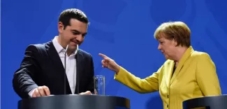 Grèce : après le "non", tout sauf le scénario du "grimbo" ! Alexis Tsipras et Angela Merkel après une conférence de presse commune le 23 mars 2015. (TOBIAS SCHWARZ / AFP)