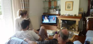 Le "non" qui divise la Grèce : "Tu vois où il nous emmène ton Tsipras !" Iannis et Katerina attendent les resultats (Doan Bui/L'Obs)