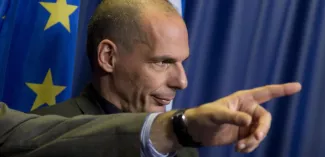 Pourquoi Yanis Varoufakis, la bête noire de l'Europe, a démissionné La démission de Yanis Varoufakis pourrait annoncer un remaniement orchestré par Alexis Tsipras, selon le journaliste Paul Mason. (Virginia Mayo/AP/SIPA)