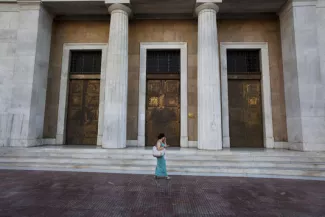 Devant la Banque de Grèce , à Athènes, le 6 juillet. La Banque européenne centrale refuse de prendre une décision qui doit incomber, selon elle, aux responsables politiques.


