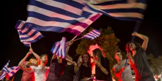 L'Eurogroupe exige de nouvelles propositions de réformes de la Grèce Ce "non" ne signifie pas "une rupture avec l'Europe" mais "le renforcement de notre pouvoir de négociation" avec les créanciers, UE et FMI, a réagi dimanche soir le Premier ministre grec Alexis Tsipras. (Crédits : MARKO DJURICA)