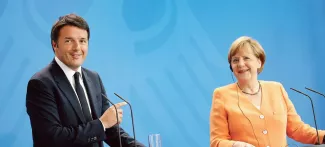 Crise grecque : Matteo Renzi se pose en médiateur Matteo Renzi et Angela Merkel, le 1er juillet à Berlin. Crédits photo : Michael Sohn/AP