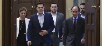À Athènes, Tsipras brandit la carte de l'unité nationale Le premier ministre grec, Alexis Tsipras, lors de son arrivée, lundi, au palais présidentiel à Athènes, pour rencontrer tous les leaders des partis représentésau Parlement,à l'exceptiond'Aube dorée(extrême droite). Crédits photo : ALKIS KONSTANTINIDIS/REUTERS