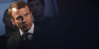 "Le FN, une forme de Syriza à la Française d'extrême droite" (Macron) Selon Emmanuel Macron, c'est donc aux politiques "de ne pas de stigmatiser les électeurs". (Crédits : © Stephane Mahe / Reuters)