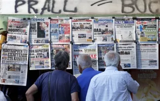 Les Grecs sont suspendus aux décisions de l'Union européenne pour leur permettre de sortir de la crise. Mais désormais, la France et l'Allemagne parlent d'une même voix. Image: JEAN-PAUL PELISSIER/Reuters


