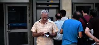 Les Grecs craignent d'être à court d'argent Des Grecs font la queue à un distributeur de billets, mardi à Athènes. Crédits photo : ARIS MESSINIS/AFP