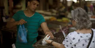 La crise frappe de plein fouet les Grecs: essence, horeca, tourisme, funérailles... La crise frappe de plein fouet les Grecs: essence, horeca, tourisme, funérailles.