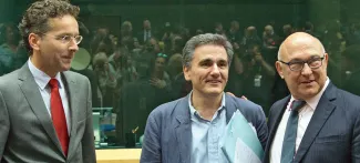 Grèce: Athènes compte sur le soutien français face à la dureté de Berlin Rencontre entre le néerlandais, Jeroen Dijsselbloem, le nouveau ministre grec des Finances, Euclide Tsakalotos (au centre), et Michel Sapin, lors de la réunion des ministres des finances de le zone euro, mardi à Bruxelles. Crédits photo : Virginia Mayo/AP