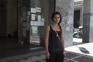 En Grèce, une génération humiliée crie son refus de l'austérité Elisabeth Xidaki, 27 ans, alterne chômage et petits boulots comme de nombreux jeunes Grecs. Au fil de la crise, elle a dû s'habituer aux inscriptions répétées au centre OAED (organisme du chômage grec).