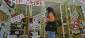 Grexit : le faux bon exemple argentin En 2001, de nombreux magasins argentins (ici, lors d'une liquidation totale) avaient été forcés de fermer leurs portes. Crédits photo : Diego Giudice/AP