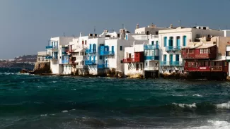 Grèce: les guides touristiques se vendent comme des petits pains Le tourisme grec n'est pas au beau fixe, mais les ventes de guides touristiques, elles, ont grimpé en flèche. Crédits photo : SB