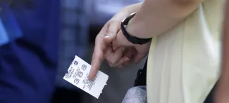Une femme patiente, jeudi, dans la file d'attente d'une banque grecque. Crédits photo : Thanassis Stavrakis/AP


