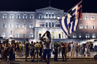 Les déçus du non expriment leur désarroi, place Syntagma à Athènes Rassemblement contre l'austérité, place Syntagma, dans le centre d'Athènes, le 10 juillet.