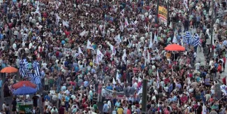 Les anti-austérité dans la rue à Athènes pour mettre la pression sur Tsipras Les anti-austérité dans la rue à Athènes pour mettre la pression sur Tsipras.