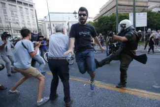 Manifestation en Grèce: «Tsipras se moque du vote des Grecs» Manifestation en Grèce: «Tsipras se moque du vote des Grecs».