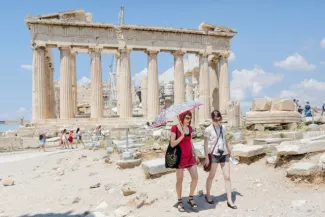 La Grèce au lieu de la Tunisie pour les touristes suisses Nombre de touristes suisses ont choisi finalement de partir en Grèce plutôt qu'en Tunisie. Image: Keystone