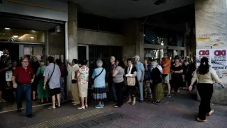 Les Grecs retirent leur argent au compte goutte aux distributeurs. Crédits photo : ARIS MESSINIS/AFP


