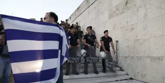 Les Grecs encaissent le choc, sous un soleil de plomb Les Grecs encaissent le choc, sous un soleil de plomb.