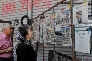 Les Grecs entre soulagement, colère et humiliation Les quotidiens ont fait lundi leurs gros titres sur l'humiliation infligée, selon eux, à la Grèce par l'Allemagne. Image: Keystone