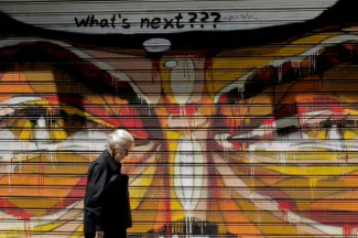 Ce qu'a décidé la zone euro pour la Grèce Et maintenant? Ce graffiti peint sur les murs d'Athènes résume l'incertitude grecque après l'accord trouvé. Image: Keystone