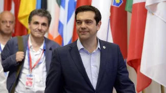 Ces trente heures qui ont évité à Athènes le «Grexit» Alexis Tspiras, premier ministre grec, suivi de son ministre des Finances, Euclide Tsakalotos Crédits photo : THIERRY CHARLIER/AFP