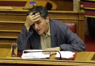 La Grèce obtient un prêt de 7 milliards d'euros? pour rembourser d'autres prêts Le ministre des finances grec, Euclide Tsakalotos, au Parlement à Athènes, le 15 juillet.