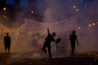 Échauffourées à Athènes avant un vote crucial Un débat parlementaire crucial pour la suite de l'aide à la Grèce a débuté à 19 heures. Image: Keystone