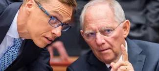 Plan d'aide à la Grèce : les inflexibles Finlandais ont finalement dit «oui» Le ministre des Finance finlandais, Alexander Stubbe en conversation avec son homologue allemand, Wolfgang Schaeuble, à Bruxelles lundi. Crédits photo : Geert Vanden Wijngaert/AP
