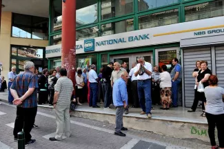 Grèce : les banques vont réouvrir lundi, le contrôle des capitaux est maintenu Pendant 3 semaines, le seuil de retrait d'argent liquide a été fixé à 60 euros - AFP