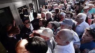 Les chiffres à retenir pour comprendre ce qui se joue en Grèce La situation grecque provoque un vent de panique auprès des établissements bancaires. Crédits photo : LOUISA GOULIAMAKI/AFP