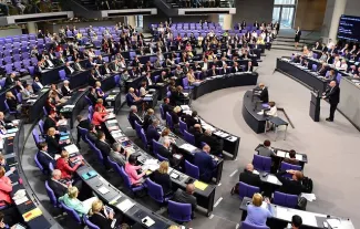 Les milliards d'aide à la Grèce passent mal dans la majorité allemande Le Bundestag a approuvé, mercredi, le nouveau plan d'aide à la Grèce conclu le 14 août entre l'Eurogroupe et Athènes - AFP