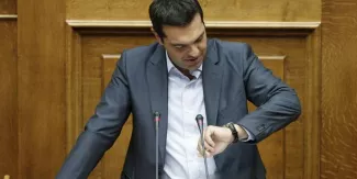 La zone euro débloque une première tranche d'aide de 23 milliards d'euros à la Grèce La zone euro débloque une première tranche d'aide de 23 milliards d'euros à la Grèce.