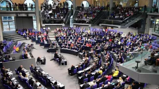 Les députés allemands ont approuvé le plan d'aide à la Grèce Le ministre des Finances, Wolfgang Schäuble, devant les parlementaires allemands avant le vote sur le 3e plan d'aide à la Grèce. Crédits photo : JOHN MACDOUGALL/AFP